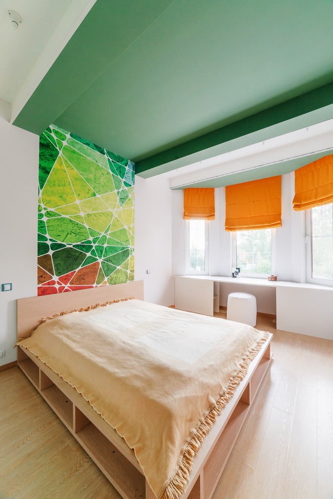 Grüne Deckenstruktur im Schlafzimmer