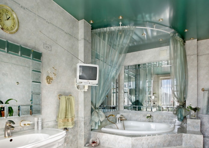 Grüne Spanndecke im Badezimmer