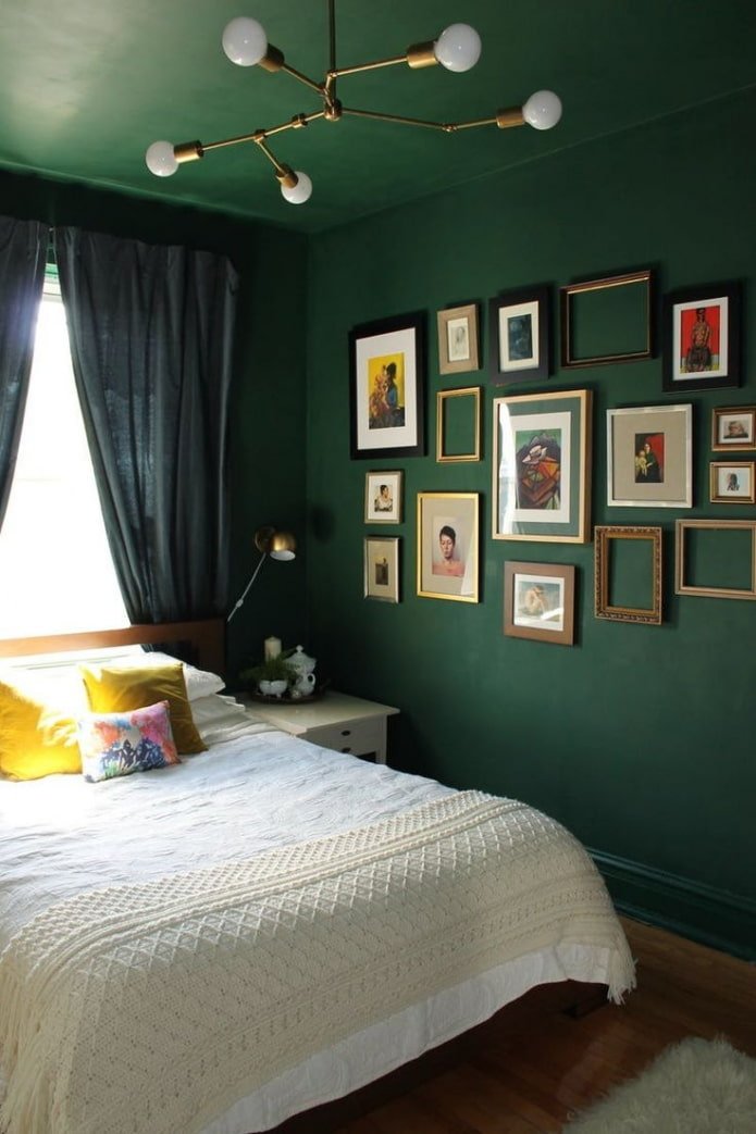 Grüne Deckenstruktur im Schlafzimmer