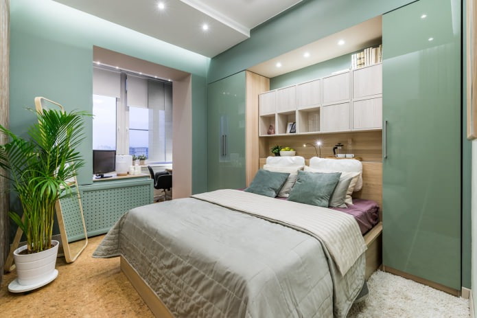Grüne Wände im Schlafzimmer mit kombiniertem Balkon