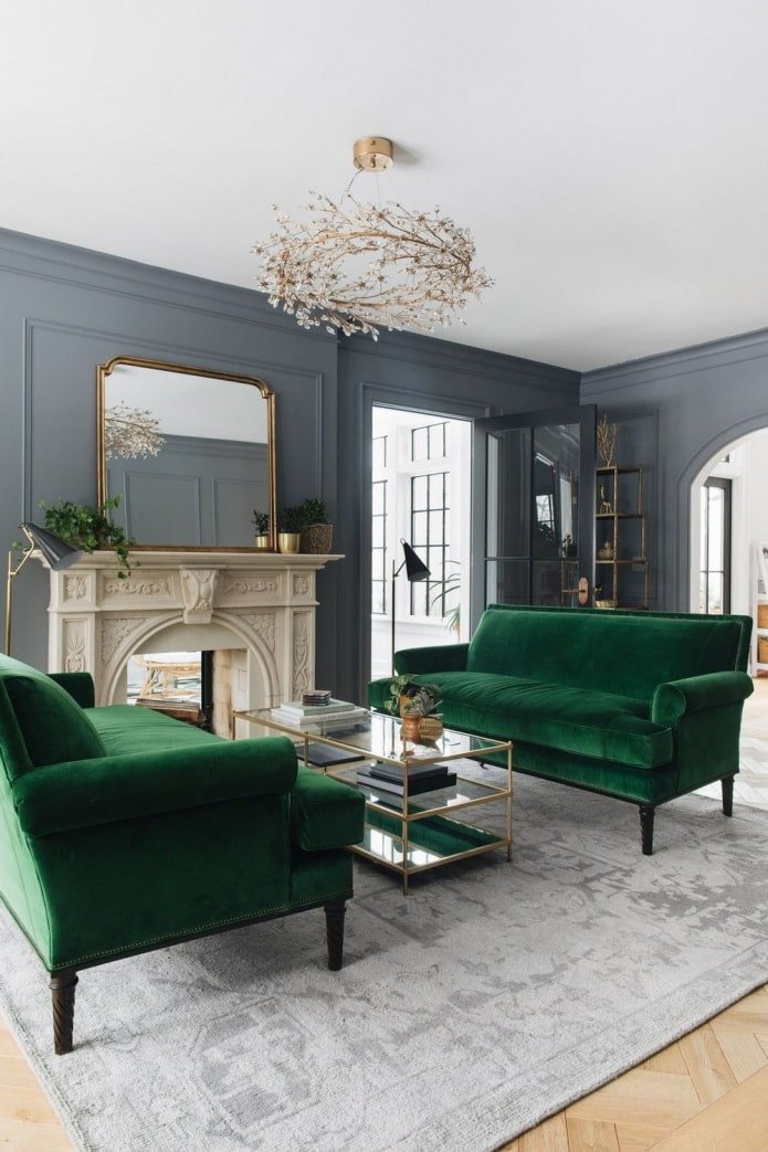 Grünes Sofa in einem grauen Zimmer