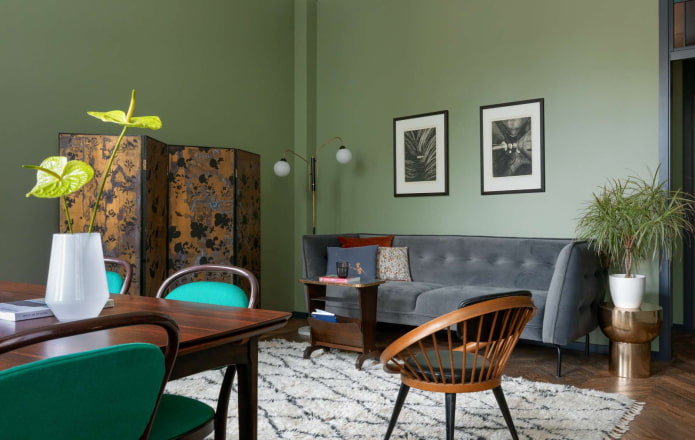 modernes Interieur mit farbigen Wänden