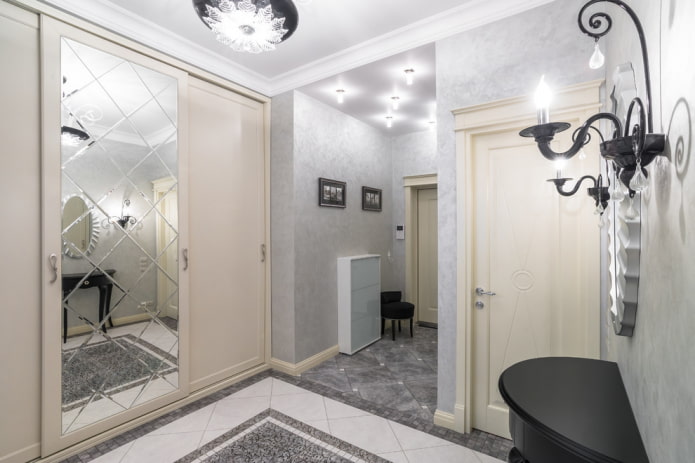 Kleiderschrank mit großen Spiegelmosaiken
