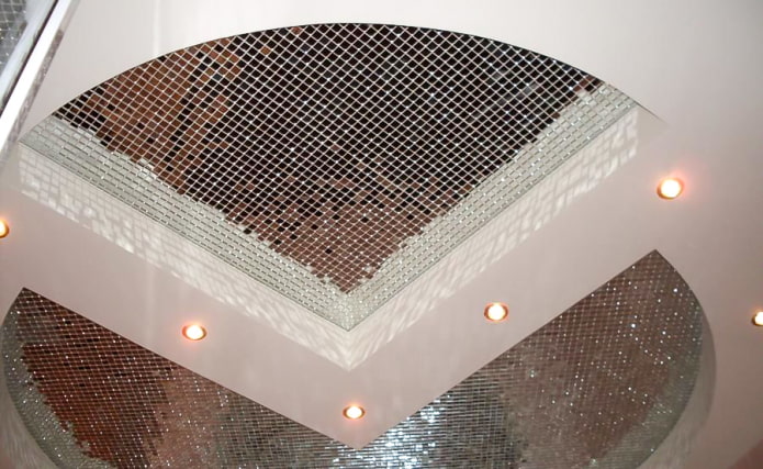 mit Mosaik verzierte Decke