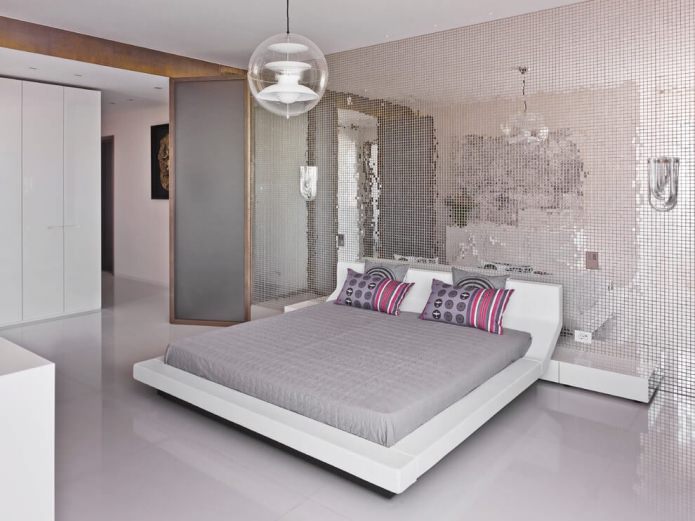 Spiegelfliesen im Schlafzimmer
