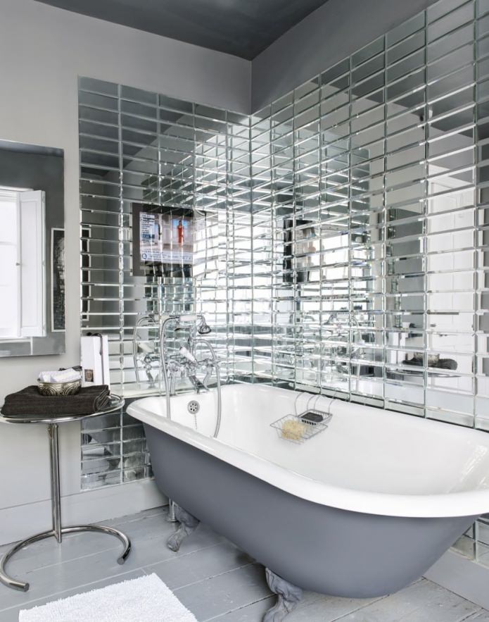Spiegelfliesen im Badezimmer