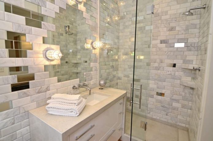 Spiegelfliesen im Badezimmer