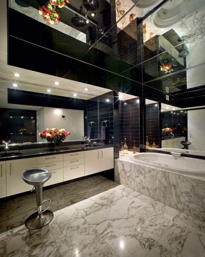 Spiegeldecke im Badezimmer