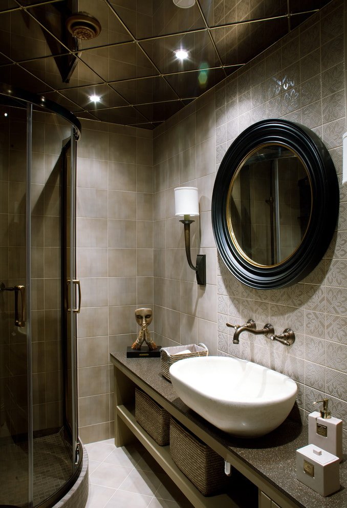 Spiegeldeckendesign im Badezimmer