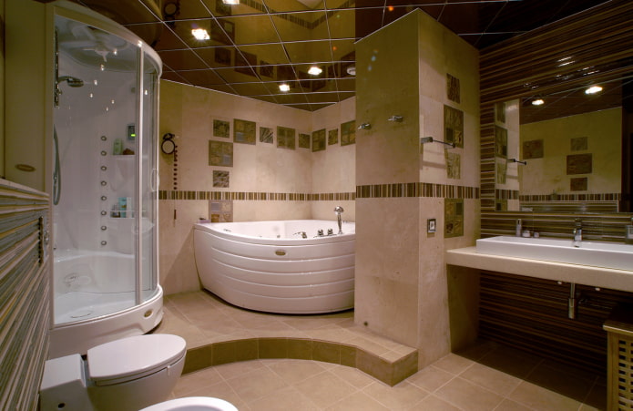 Spiegeldecke im Badezimmer