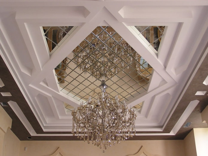 Spiegeldeckendesign mit Kronleuchter