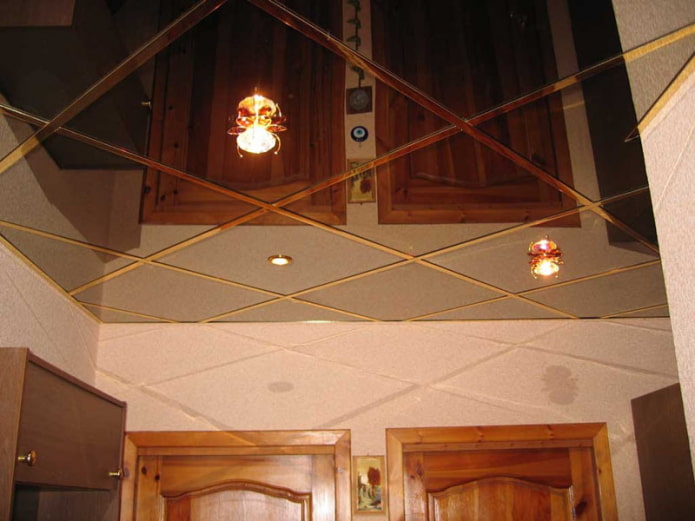 Spanndecke mit bronzefarbenem Spiegel