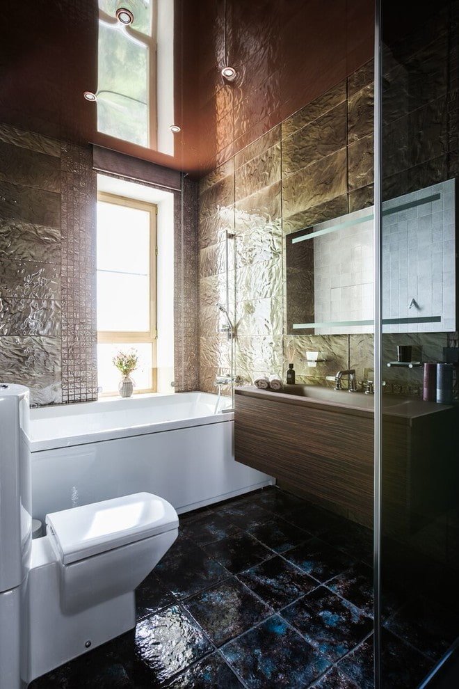 Decke mit Spiegeleffekt im Badezimmer