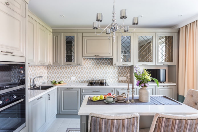 Set mit Spiegeleinsätzen im Kücheninterieur