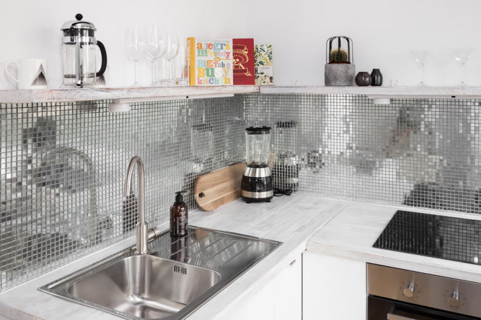 Spiegelmosaik im Kücheninterieur