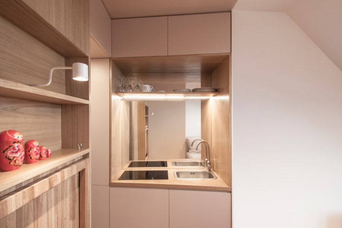 In Möbel im Kücheninterieur eingebauter Spiegel