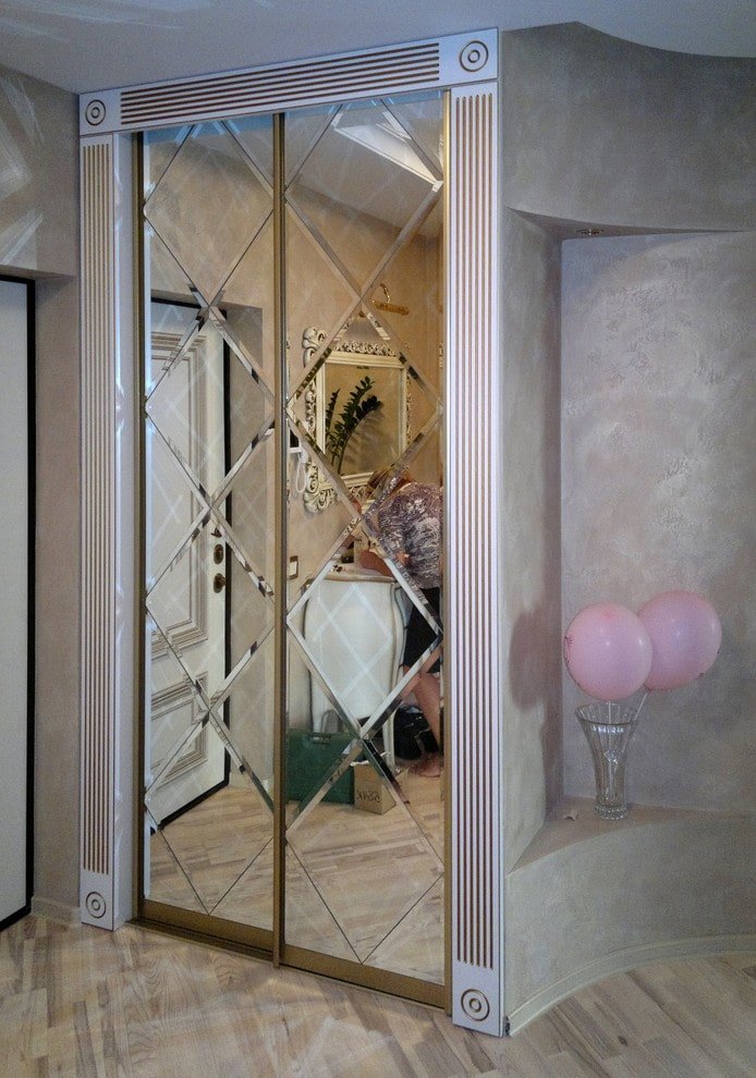 facettierter Spiegel in einem Kleiderschrank im Innenraum eingebaut