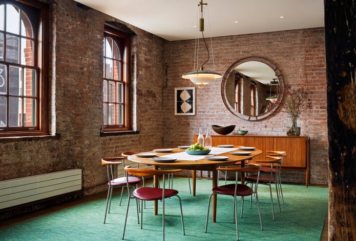 Spiegel im Esszimmer im Loft-Stil