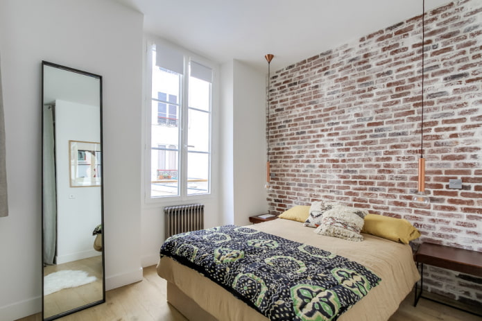 Spiegel im Schlafzimmer im Loft-Stil