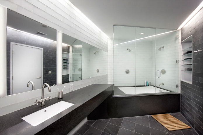 Spiegel im Badezimmer im Stil des Minimalismus