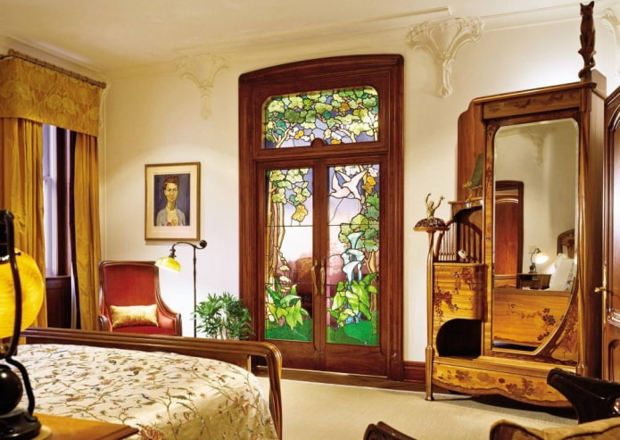 Spiegel im Schlafzimmer im modernen Stil
