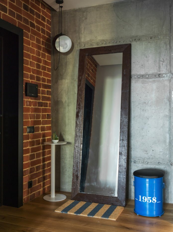 Spiegel in das Innere des Flurs im Loft-Stil