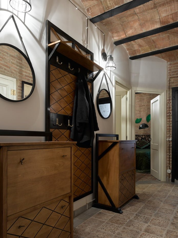 Spiegel im Flur im Loft-Stil