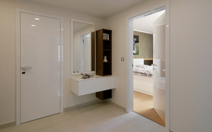 Spiegel mit Schrank im Flur