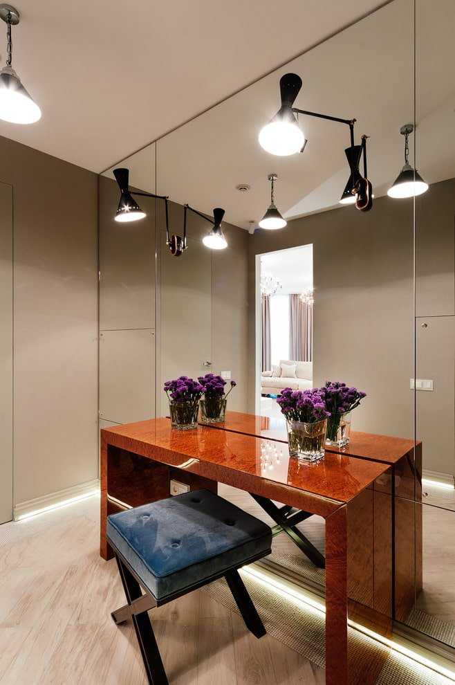 Spiegel mit Tisch im Flur Interieur