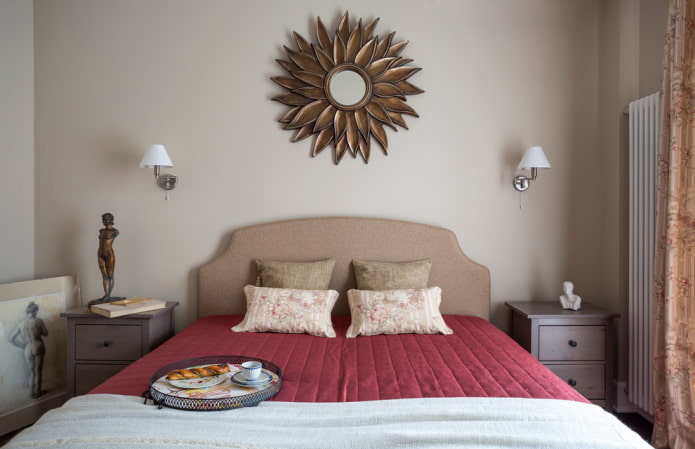 Sonnenförmiger Spiegel im Schlafzimmer