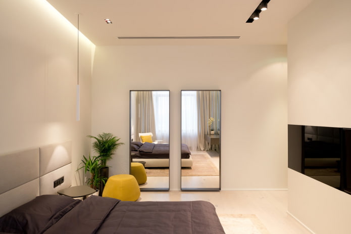 Spiegel gegenüber dem Fenster im Schlafzimmer Innenraum