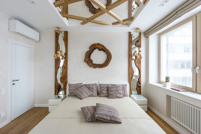Spiegel an der Decke im Schlafzimmer