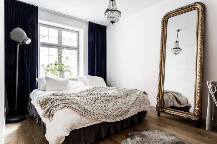 Standspiegel im Schlafzimmer