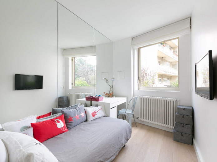 Spiegel an der gesamten Wand im Schlafzimmerinterieur