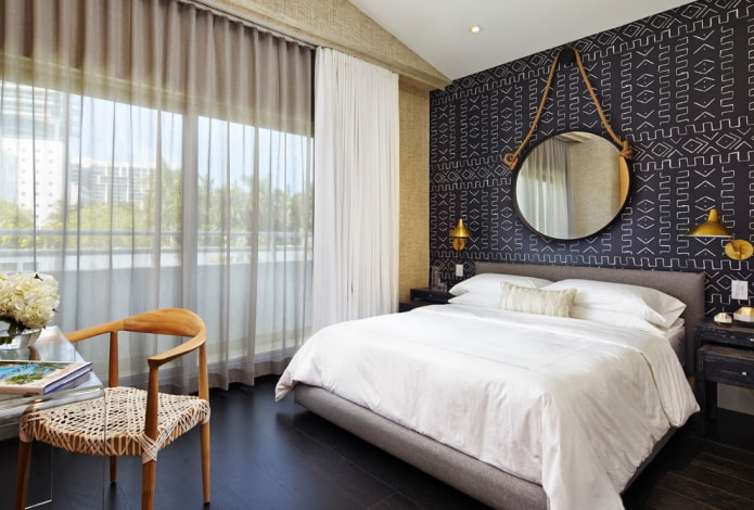 Spiegel über dem Bett im Schlafzimmer