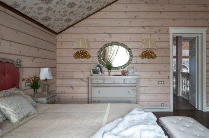 Spiegel mit Wandleuchte im Schlafzimmer