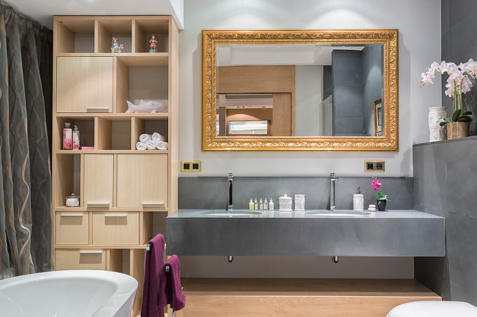 gerahmter Spiegel im Badezimmer
