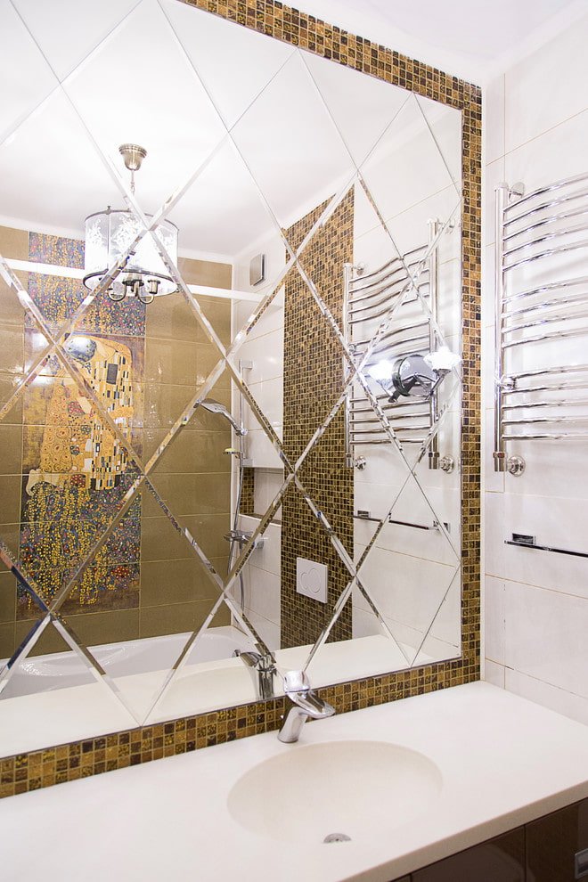 Spiegel mit Facette im Badezimmer