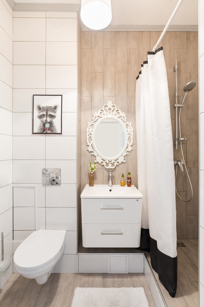 Spiegel über dem Waschbecken im Badezimmer