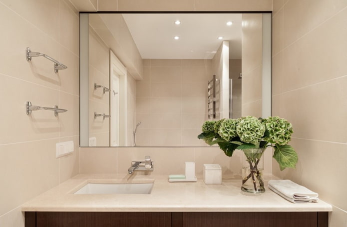 rechteckiger Spiegel im Badezimmer