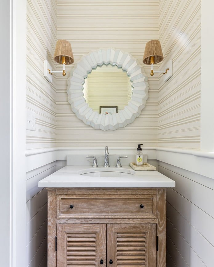 Spiegel mit Wandleuchte im Badezimmer