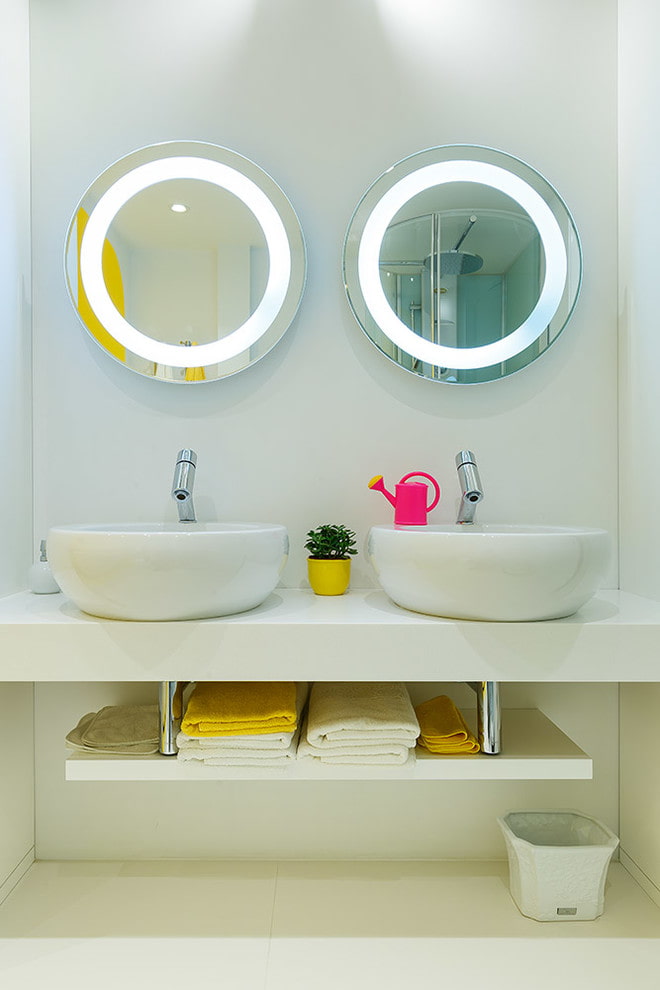 Spiegel mit Innenbeleuchtung im Badezimmer