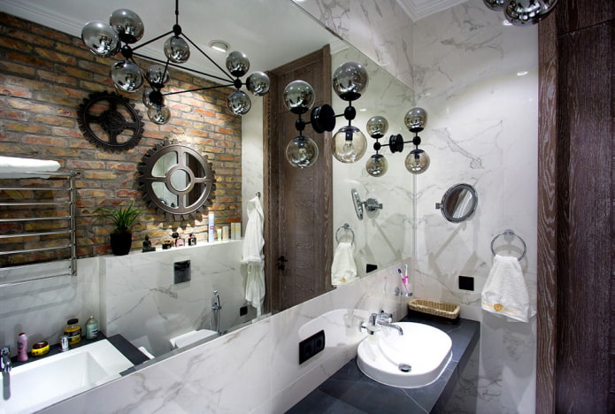 Spiegel im Badezimmer-Interieur im Loft-Stil