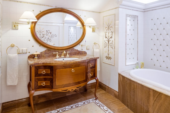 ovaler Spiegel im Badezimmer