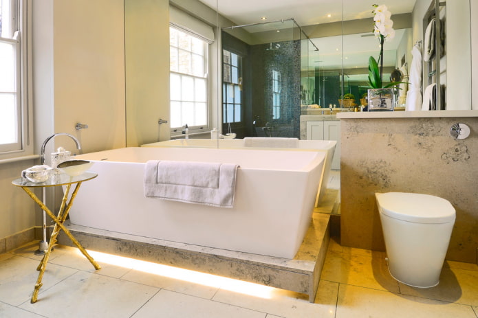 Wand-zu-Wand-Spiegel im Badezimmer-Interieur