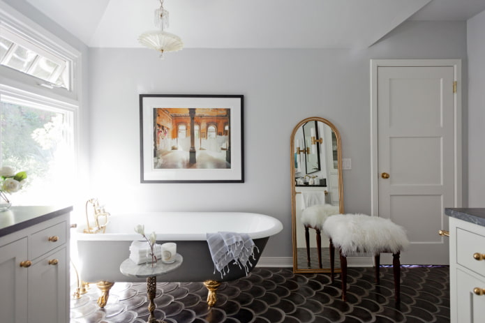Standspiegel im Badezimmer
