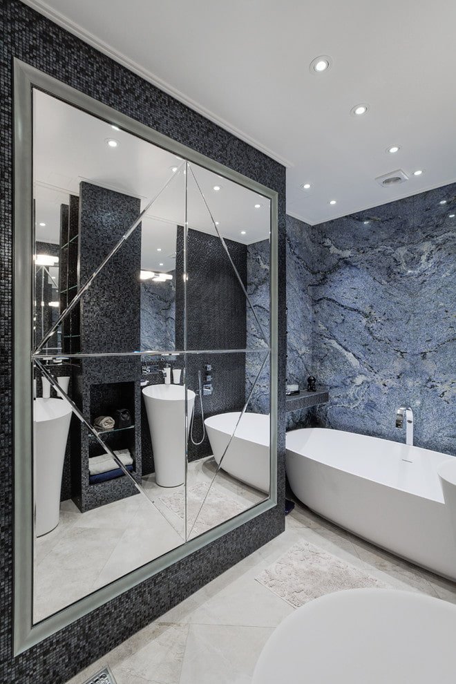 Spiegel mit Facette im Badezimmer