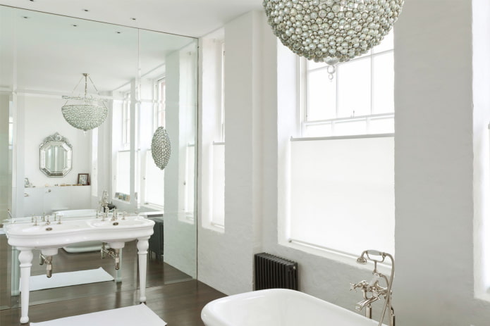 Wand-zu-Wand-Spiegel im Badezimmer-Interieur