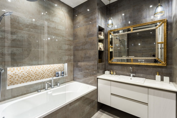 Spiegel in einem goldenen Rahmen im Badezimmer