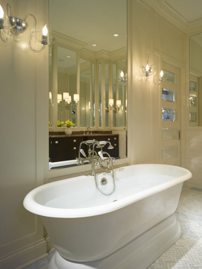Spiegel über der Badewanne im Badezimmer